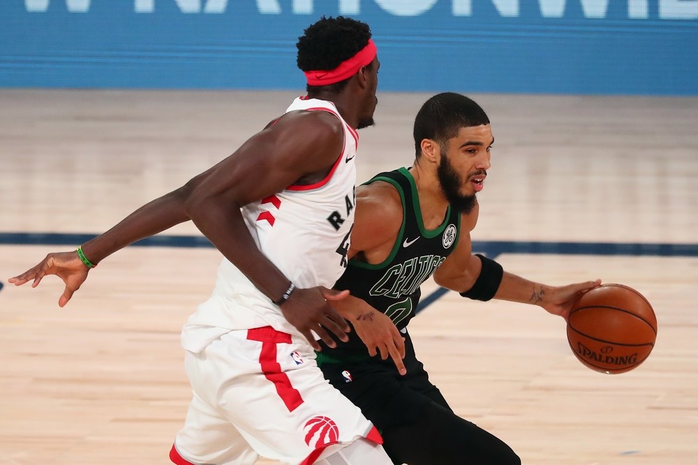 Los Celtics apean a los campeones Raptors