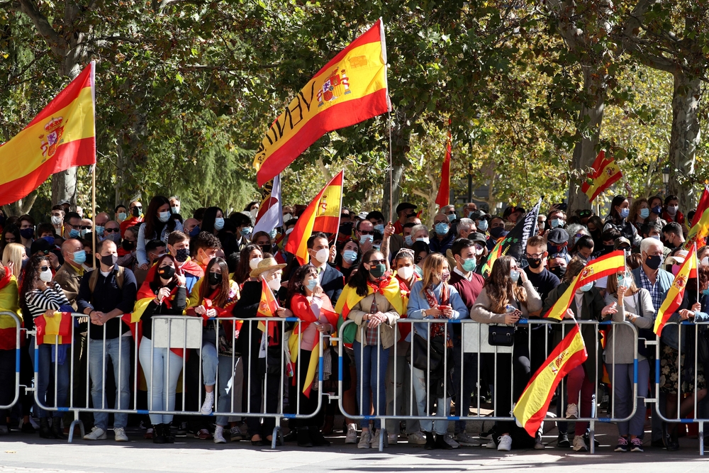 Banderas de España ondean entre los asistentes al acto  / KIKO HUESCA