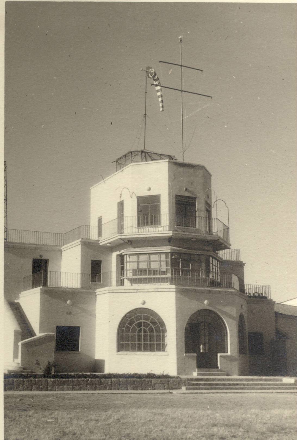 Imagen antigua de la torre de control de Villanubla.  / EL DÍA DE VALLADOLID