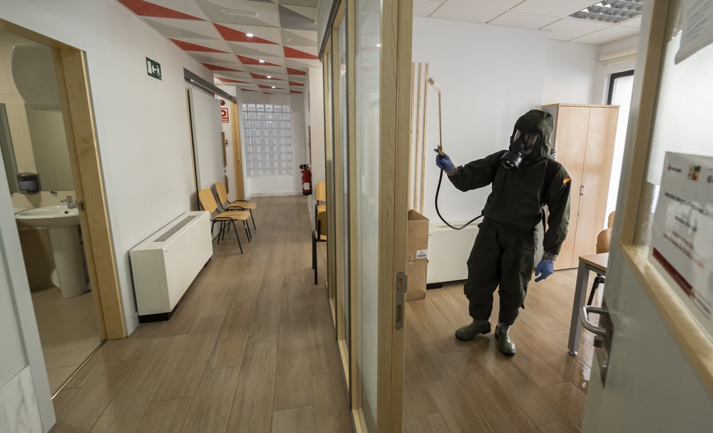 Miembros del regimiento de Farnesio desinfectan las instalaciones de la Cruz Roja  / R.VALTERO / ICAL