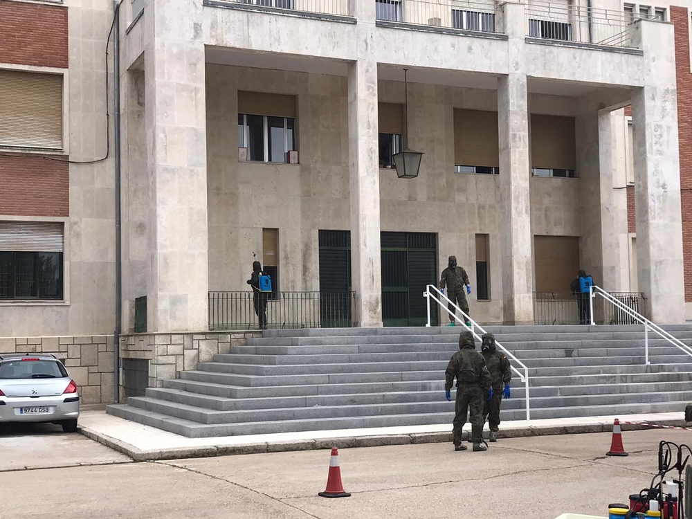 La Brilat desinfecta la residencia Carmelitas Vedruna de Valladolid.  / D.V.