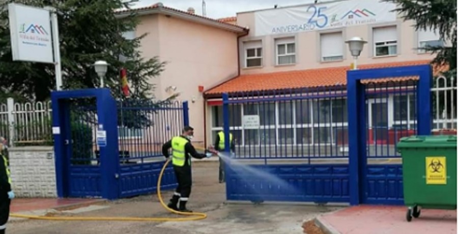 Labores de desinfección, a la puerta de una residencia en Tordesillas. 