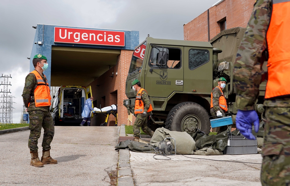 La Brilog realiza la instalación de carpas en el hospital de Medina del Campo  / MIRIAM CHACÓN / ICAL