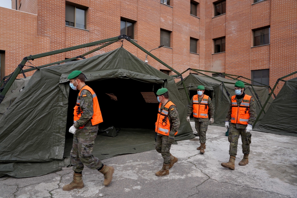 La Brilog realiza la instalación de carpas en el hospital de Medina del Campo  / MIRIAM CHACÓN / ICAL