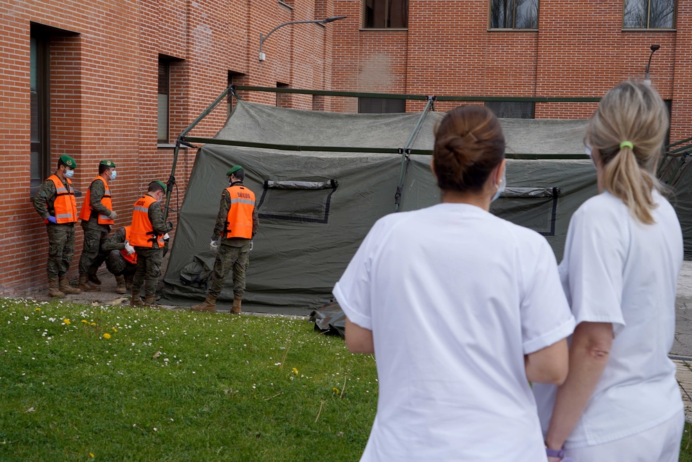 Instalación de tiendas militares junto al Hospital de Medina del Campo.  / MIRIAM CHACÓN (ICAL)