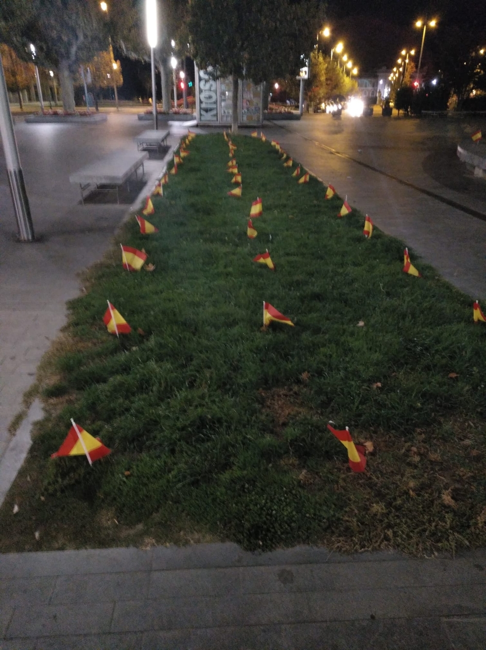 La plaza de Colón amanece rodeada de 'banderitas' de España