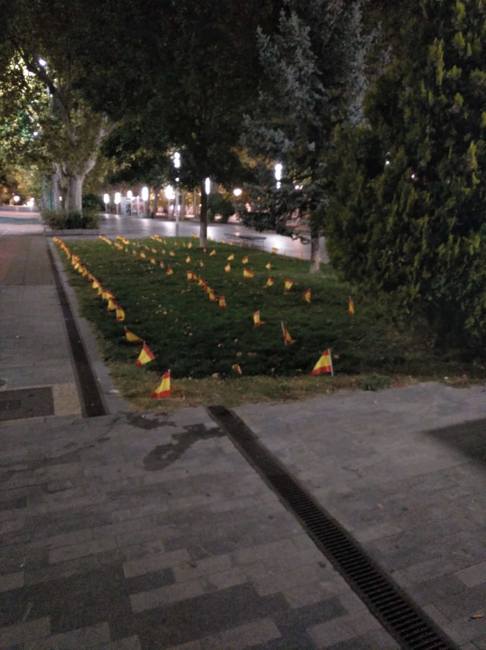 La plaza de Colón amanece rodeada de 'banderitas' de España