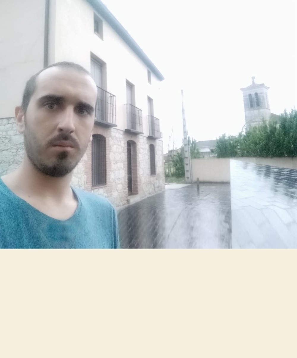 Daniel Muñoz, junto a la Casa Consistorial de Traspinedo. Se ha empadronado en una casa de su familia, que está a las afueras del pueblo.