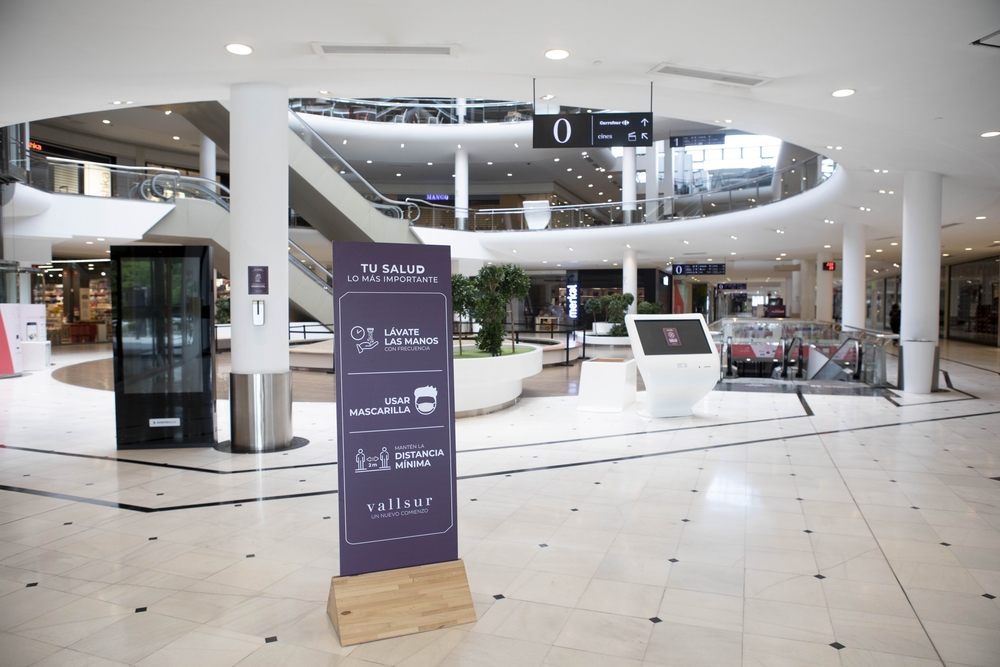 Preparativos para la apertura de los centros comerciales en Valladolid  / JOSE CARLOS CASTILLO