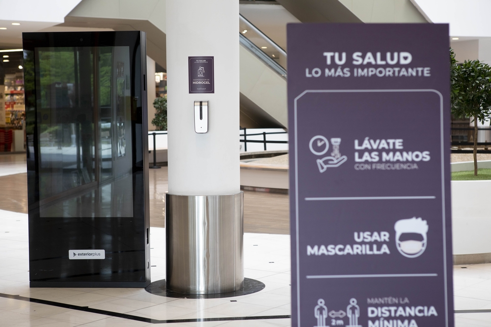 Preparativos para la apertura de los centros comerciales en Valladolid  / JOSE CARLOS CASTILLO