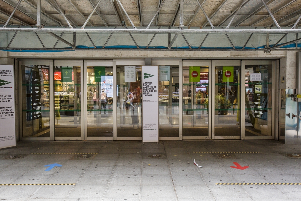 Preparativos para la apertura de los centros comerciales en Valladolid  / JONATHAN TAJES