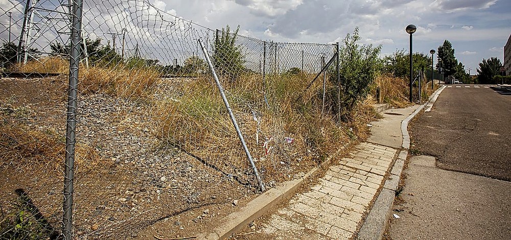 Adif reparó la valla y el 8 de julio ya estaba otra vez deteriorada.
