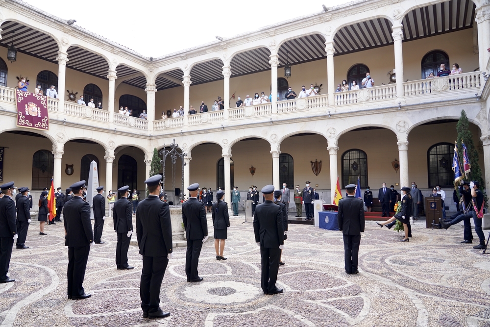 Una veintena de agentes jura el cargo de Escala Básica de Policía Nacional.  / MIRIAM CHACÓN / ICAL