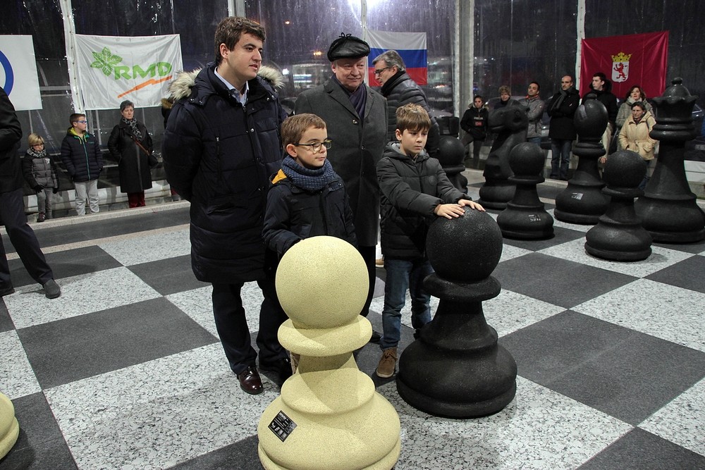 Anatoli Karpov estrena el ajedrez gigante de León