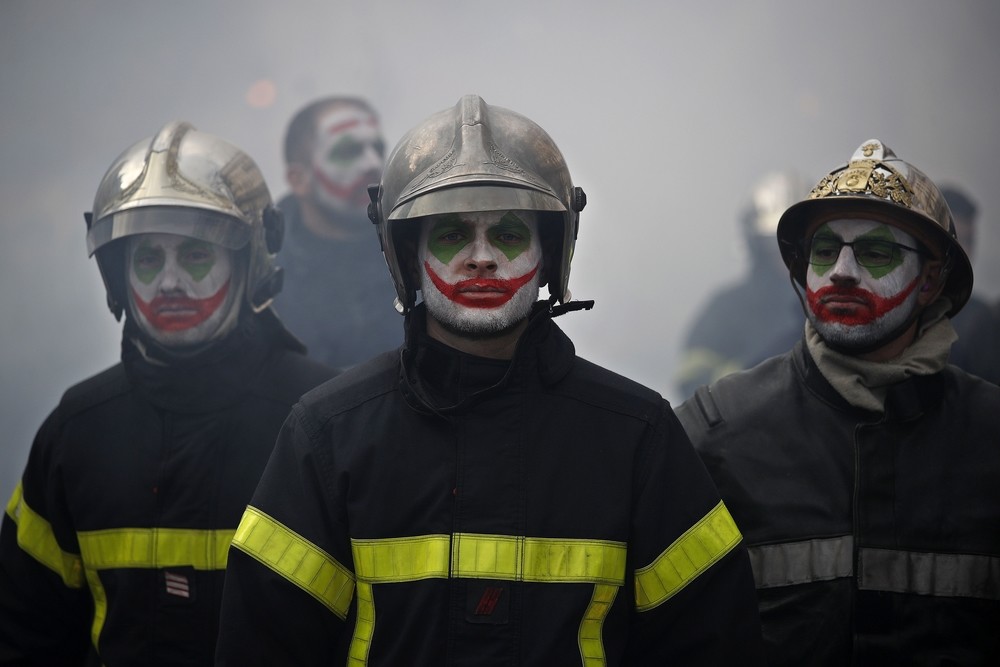 La Policía carga contra una protesta de bomberos en París