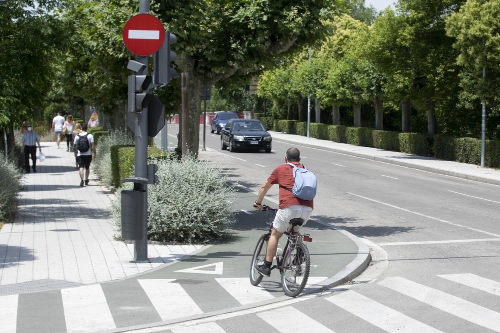 Un ciclista toma el carril bici en Poniente.