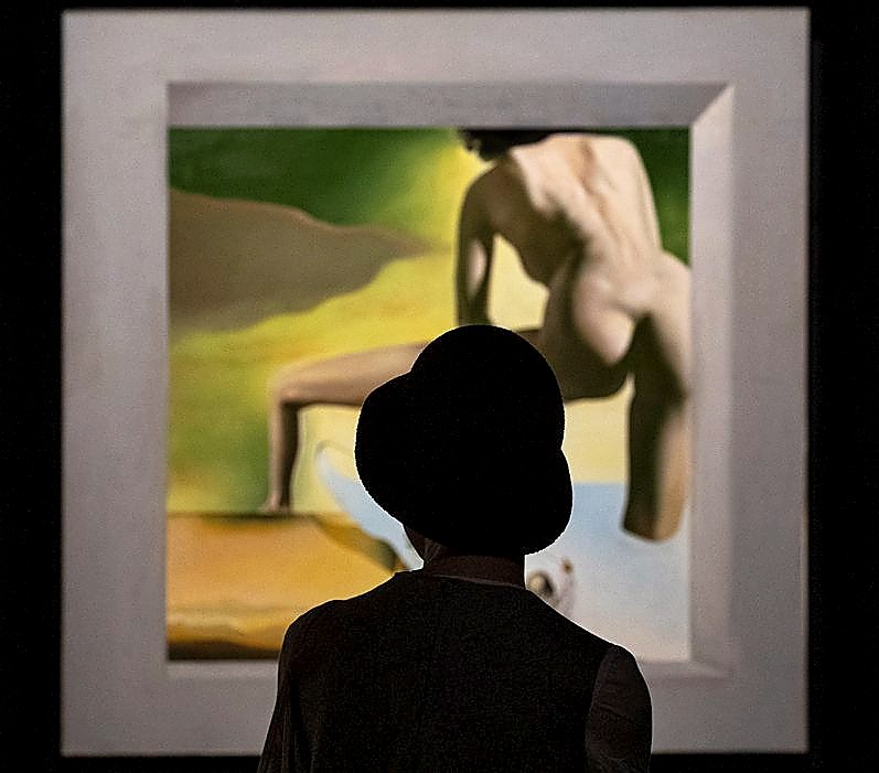 Un visitante observa ‘Dalí levantando la piel del mar Mediterráneo para mostrar a Gala el nacimiento de Venus’.