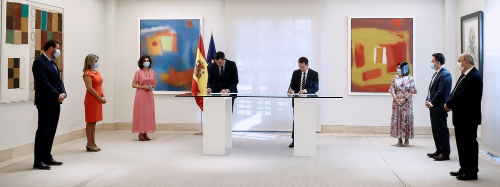 Firma del acuerdo económico entre el Gobierno y la FEMP