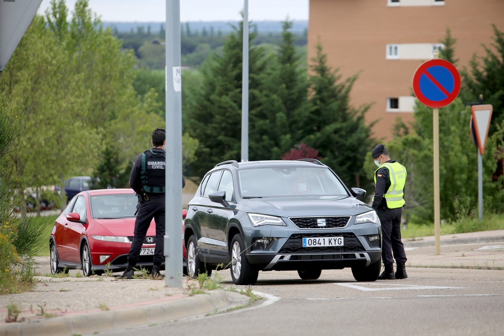 Control de la Guardia Civil en Arroyo durante el estado de alarma.  / ICAL