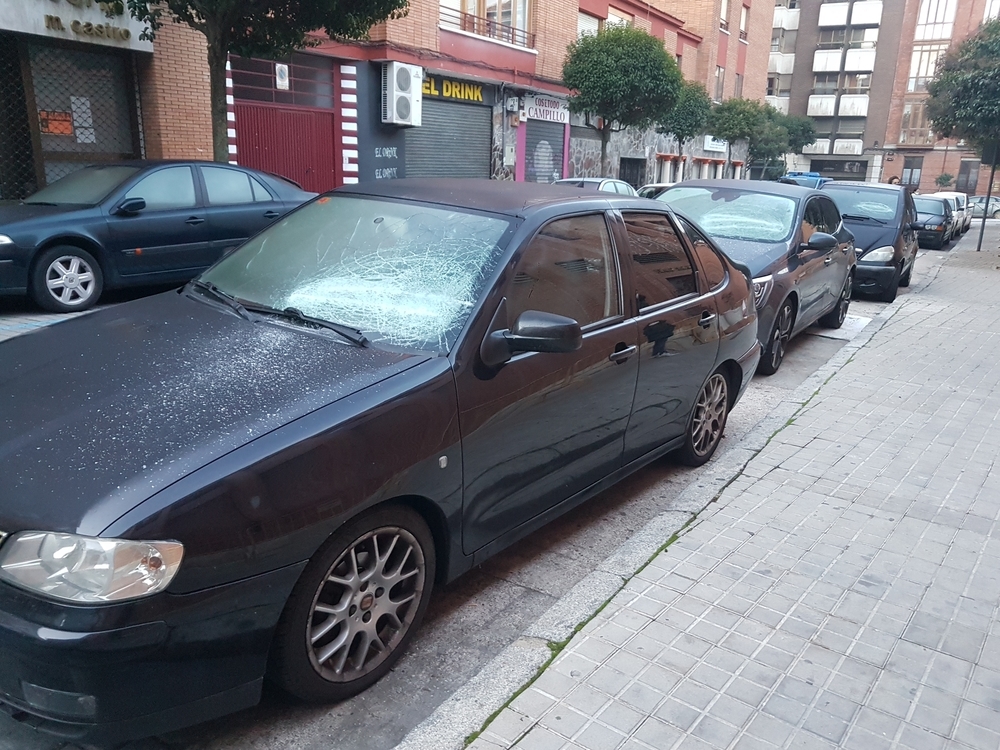 Coches dañados en las calles Panaderos y Hostieros.