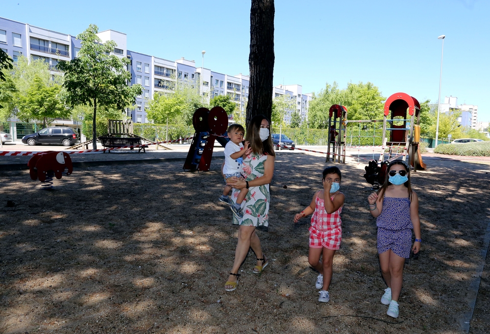 Imágenes de la 'nueva normalidad' en Valladolid, en parques, piscinas y tráfico.  / ICAL