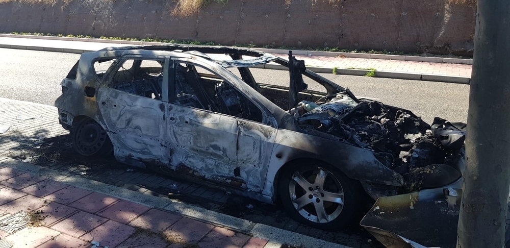 Arde un vehículo en la calle Miguel Ruiz de Temiño