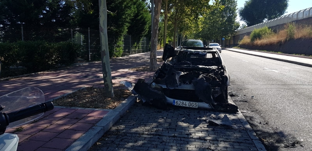 Arde un vehículo en la calle Miguel Ruiz de Temiño