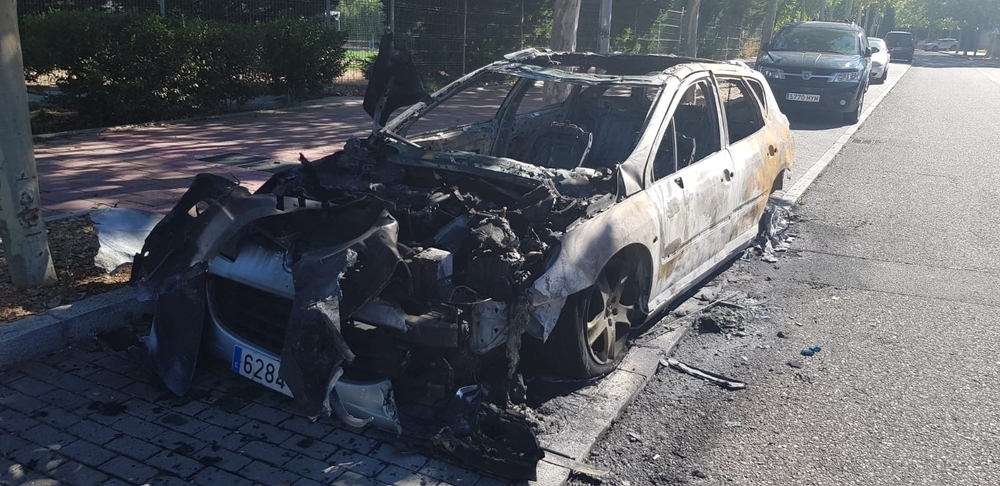 Arde un vehículo en la calle Miguel Ruiz de Temiño
