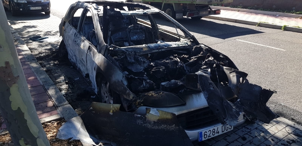 Arde un vehículo en la calle Miguel Ruiz de Temiño