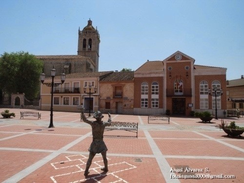 Plaza Mayor de Aldeamayor de San Martín. 