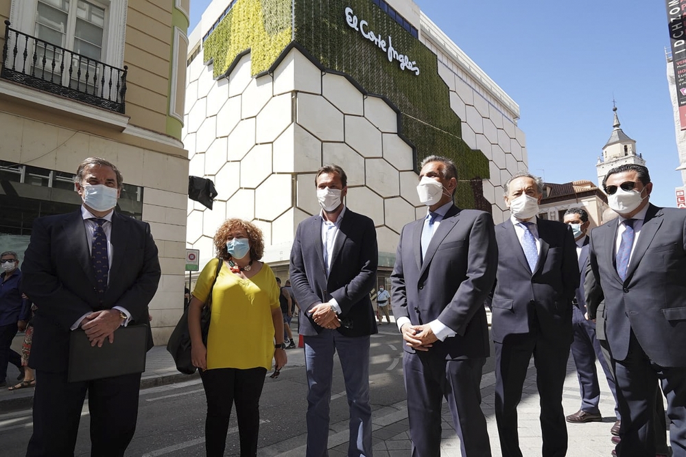 Inauguración de la fachada verde de El Corte Inglés  / AYUNTAMIENTO DE VALLADOLID