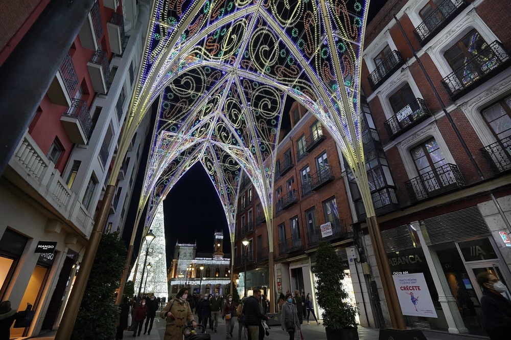 Valladolid adelanta el encendido de la iluminación navideña de sus calles  / CARLOS ARRANZ / ICAL