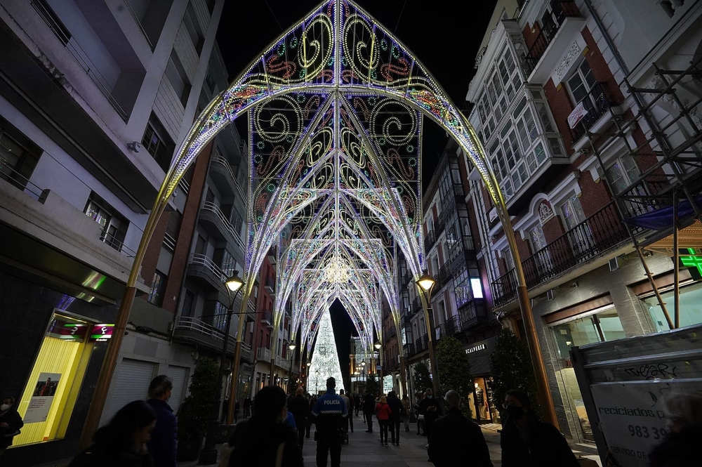 Valladolid adelanta el encendido de la iluminación navideña de sus calles  / CARLOS ARRANZ