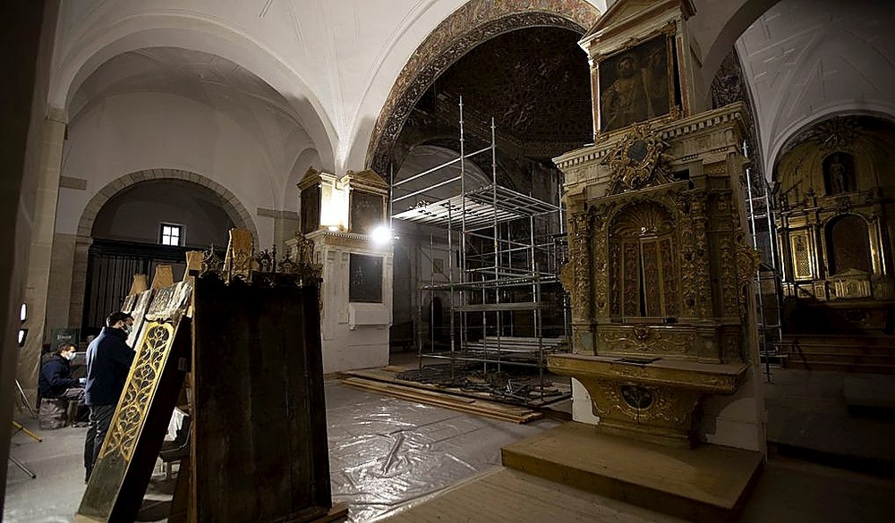 Labores de rehabilitación del retablo de la iglesia de San Miguel Arcángel de Pedrosa del Rey.