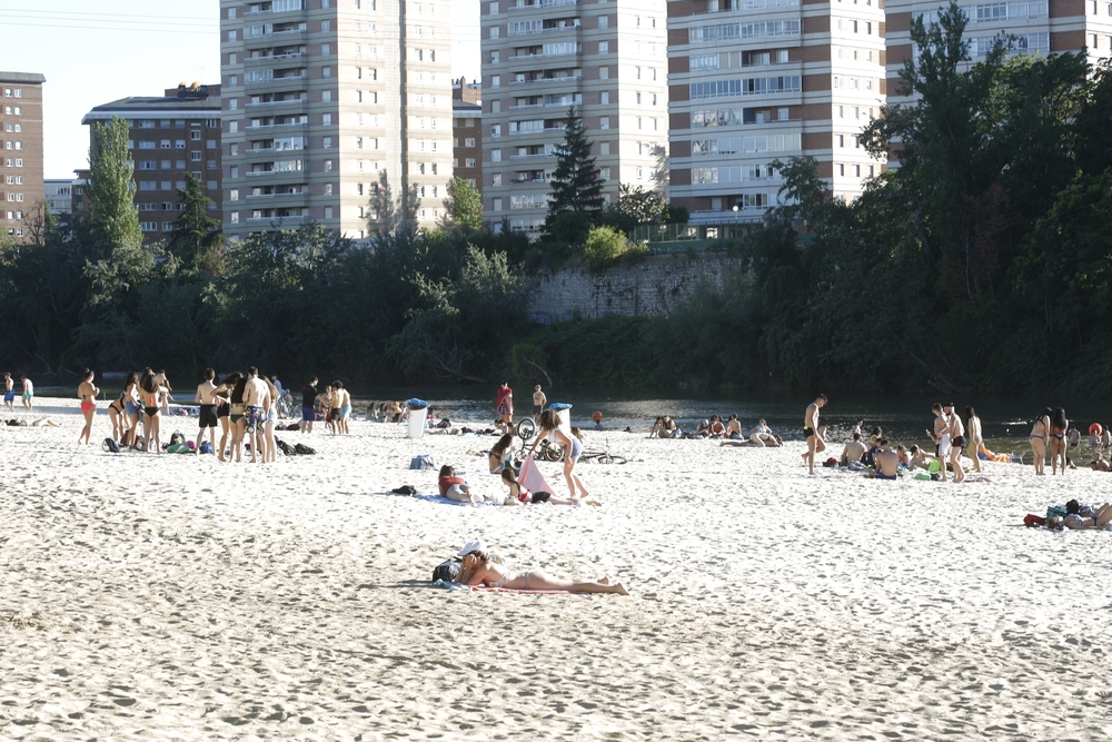Gente en la playa de Las Moreras  / JONATHAN TAJES