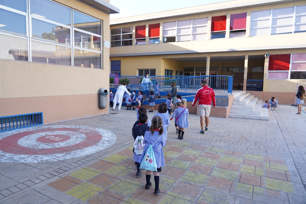 Alumnos accediendo a un colegio de Valladolid con distancia de seguridad.
