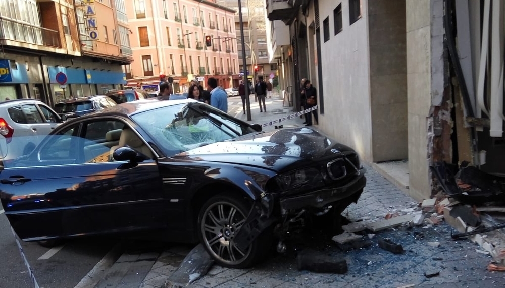 Accidente en la calle Nicolás Salmerón.  / @POLICIAVLL