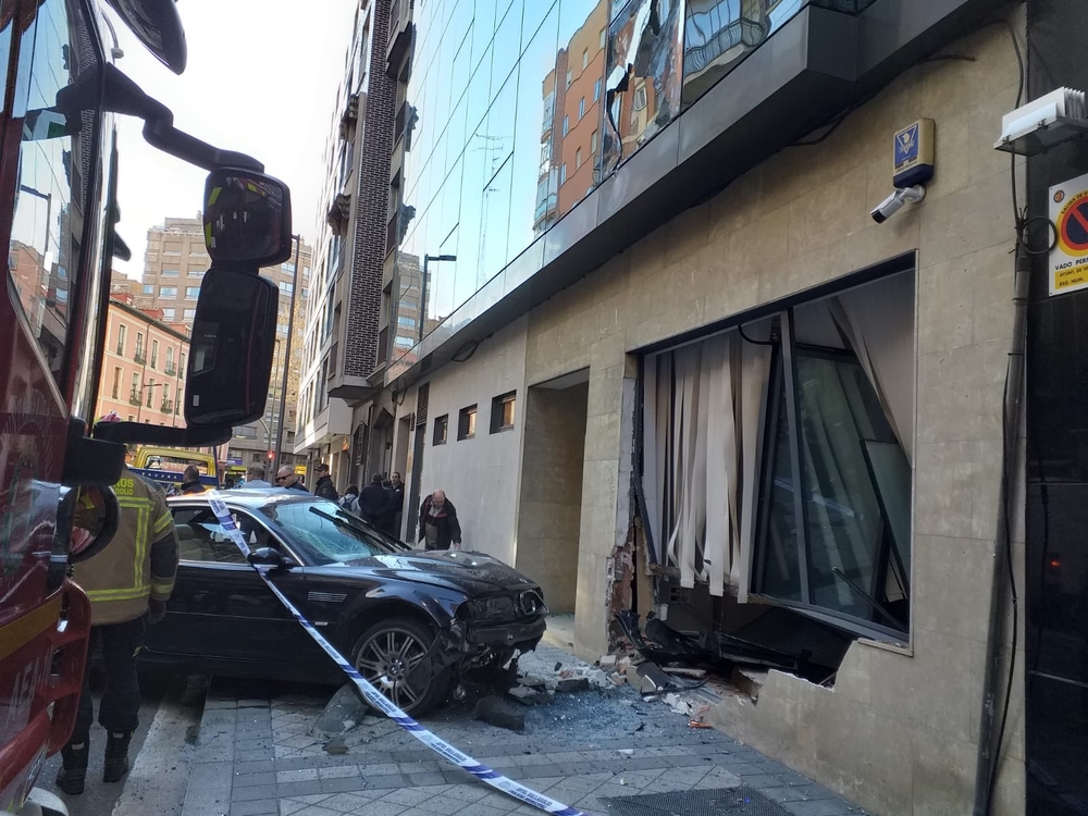 Accidente en la calle Nicolás Salmerón.  / @BOMBEROSVLL