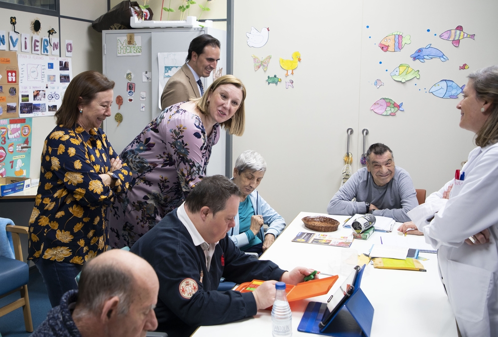 La consejera de Familia e Igualdad de Oportunidades, Isabel Blanco, visita el Centro de Día Municipal 'Simón Ruiz'