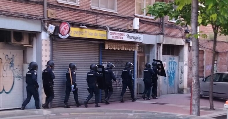 Intervención policial en la calle Embajadores.  / JUPOL VALLADOLID