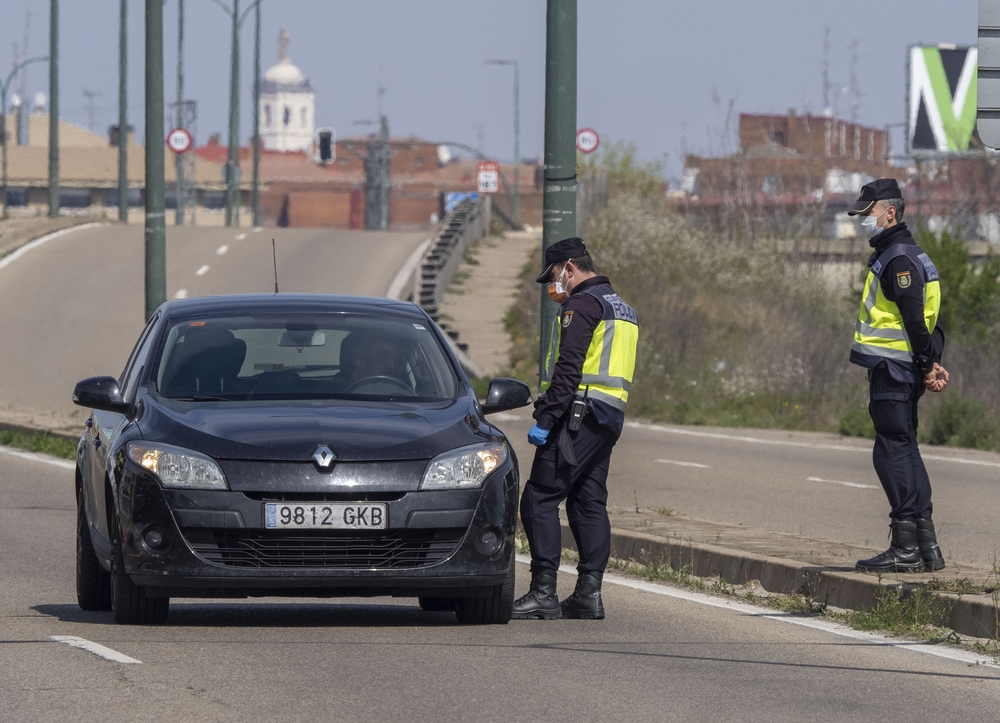 Controles de seguridad de la Policía y el Ejército en Valladolid.  / ICAL