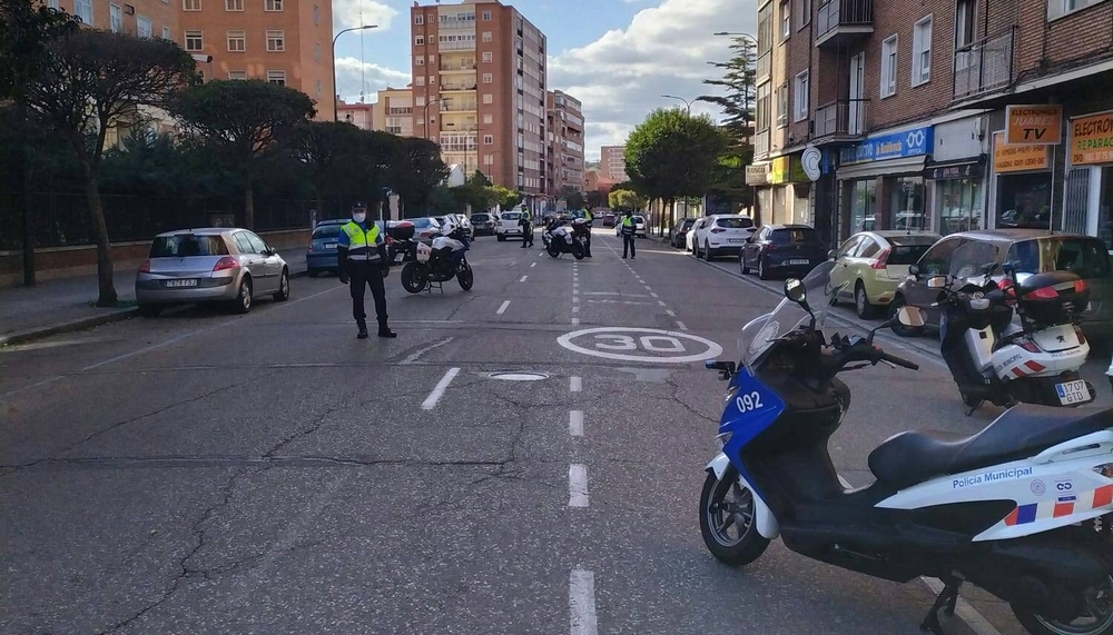 Control de seguridad de la Policía Local.  / @POLICIAVLL