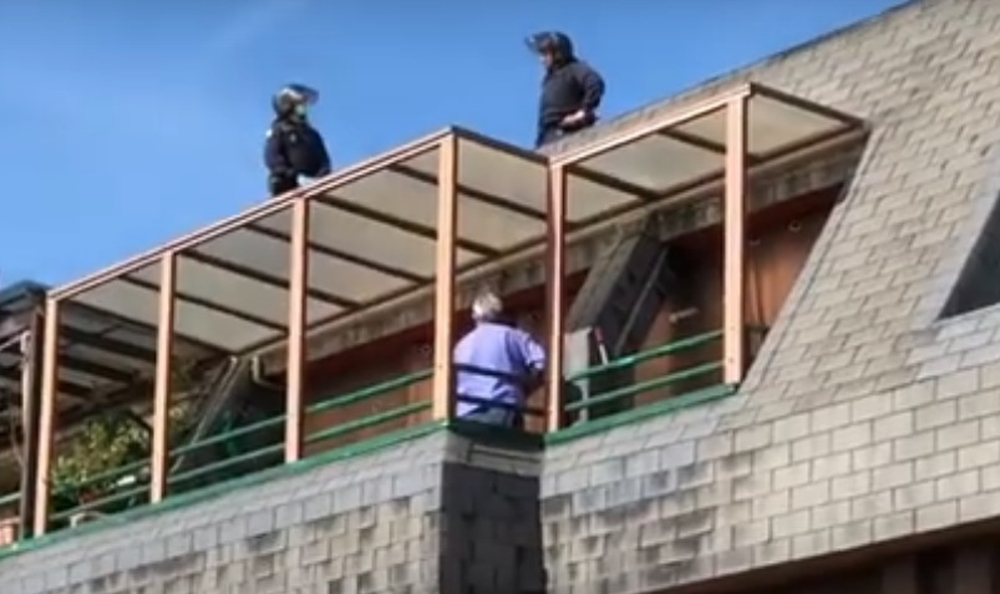 El anciano atrincherado, con varios policías en el tejado.  / D.V.