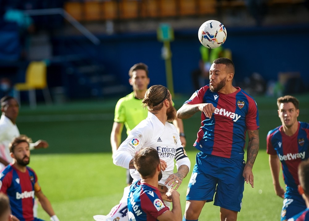 Vinícius y Benzema dan el triunfo al Madrid