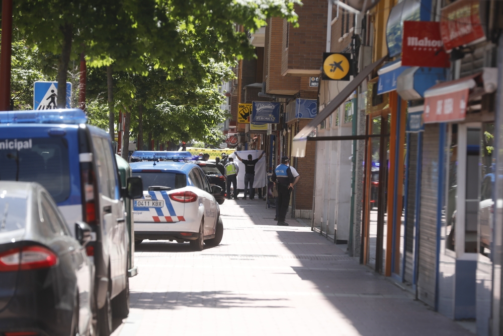 Un hombre se atrinchera en su piso de Las Delicias tras efectuar varios disparos.  / J. C. CASTILLO