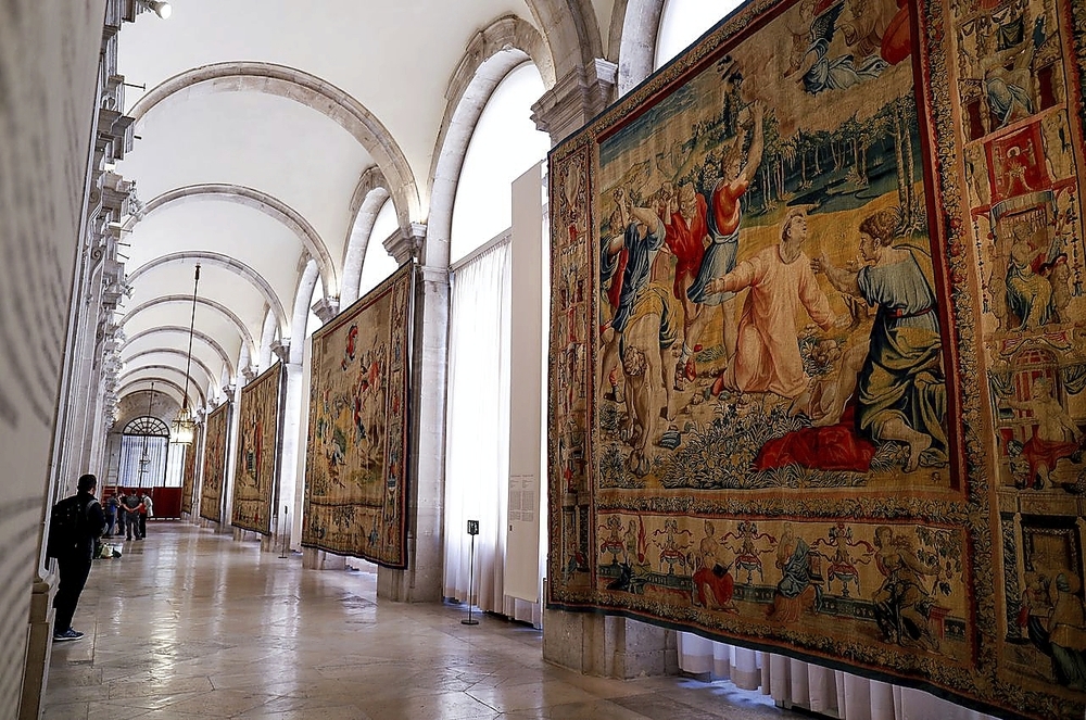 ‘La lapidación de San Esteban’ (derecha) es uno de los cartones que forman parte de la exposición temporal de Patrimonio Nacional ‘Rafael en Palacio. Tapices para Felipe II’, que se puede ver en la Galería del Palacio Real de Madrid. 