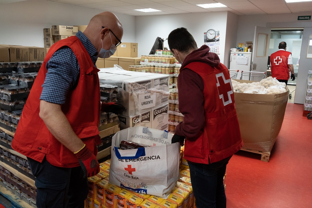 Cruz Roja ayuda a personas sin recursos