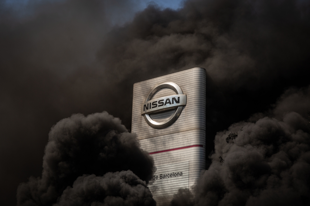 Trabajadores de la planta de producción de Nissan en Barcelona queman neumáticos en el exterior de la fábrica en la Zona Franca el dÁ­a en el que fabricante japonés de automóviles, como parte de su nuevo plan estratégico a medio plazo, ha decidido c  / DAVID ZORRAKINO   EUROPA PRESS