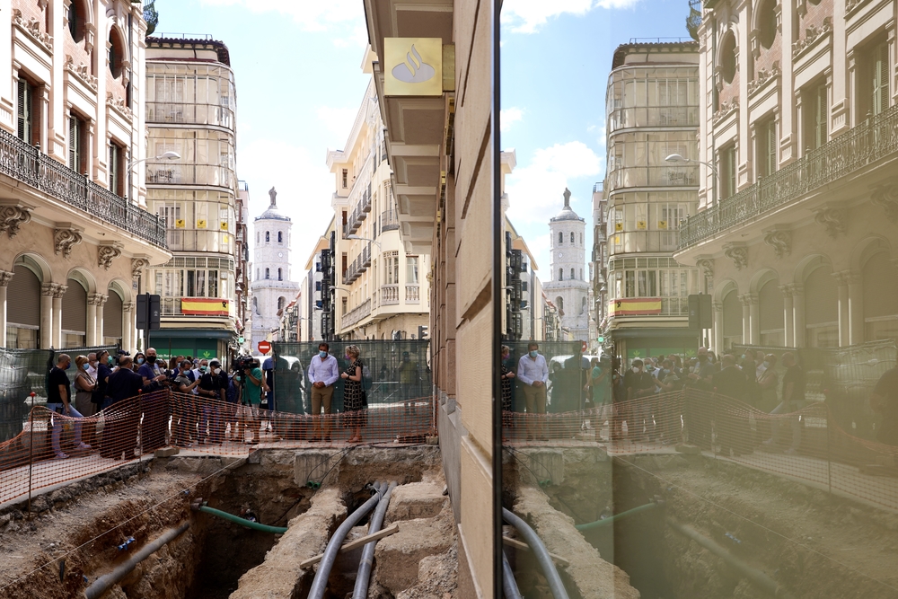 El alcalde de Valladolid y la embajadora de Irlanda visitan las excavaciones de la calle Constitución  / MIRIAM CHACÓN / ICAL