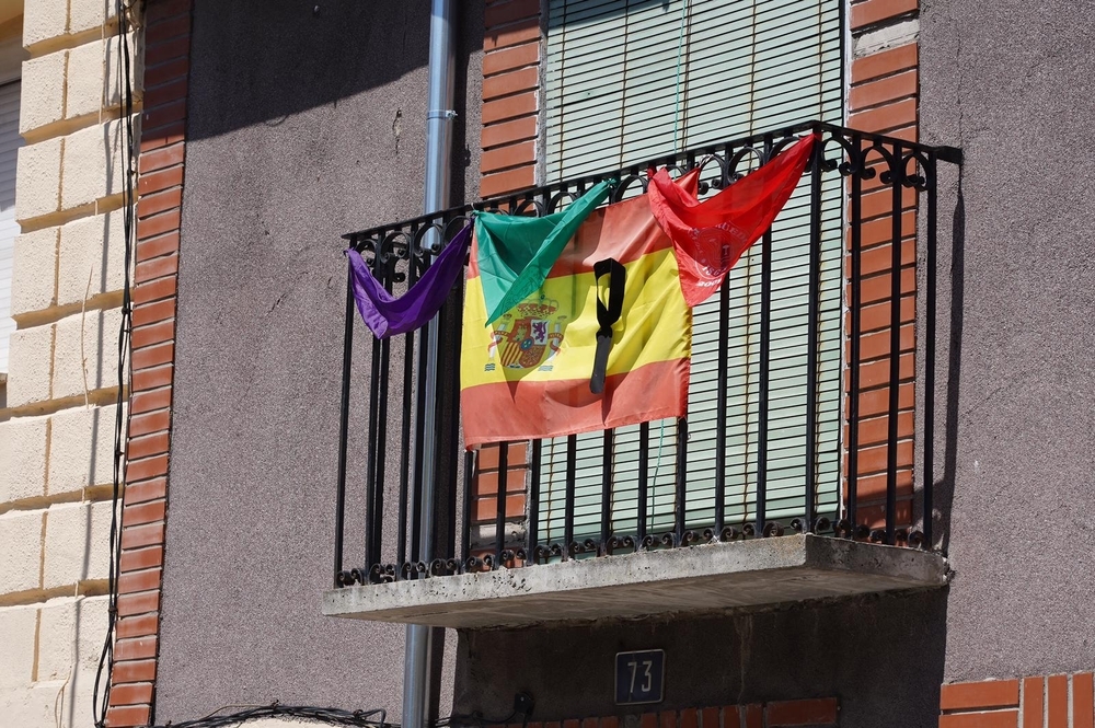 Balcones engalanados en Íscar, que ha suspendido las fiestas 